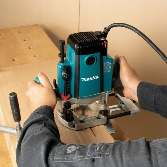Фрезер Makita 12 мм 2100W 230V (RP2303FC07)