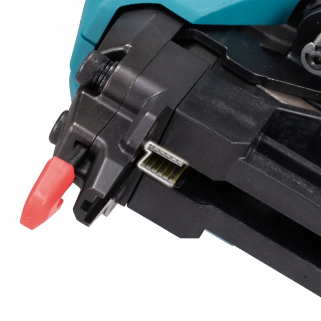 Степлер акумуляторний Makita 18В корпус (DST630Z)