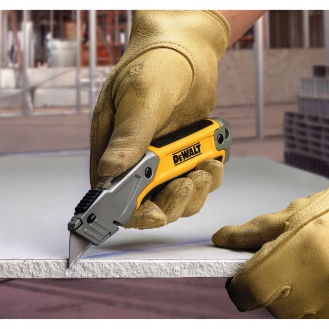 Нож DeWALT со скрытым лезвием (DWHT10046-0)