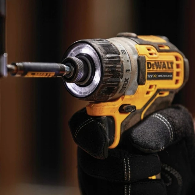 Шуруповерт DeWALT 12V BL 8Nm