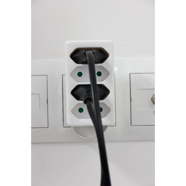 Розгалужувач PLASTROL 4 розетки плоскі (W-97744)