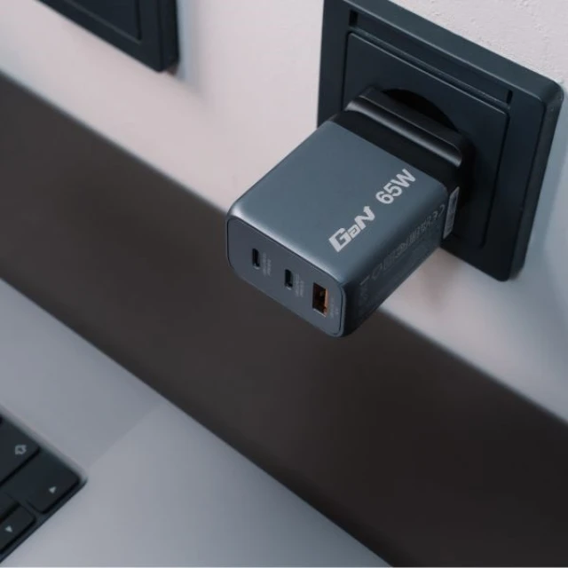 Зарядний пристрій Verbatim GaN GNC-65 65W 2xUSB-C/USB-A + Adapter EU/UK/US (32201)