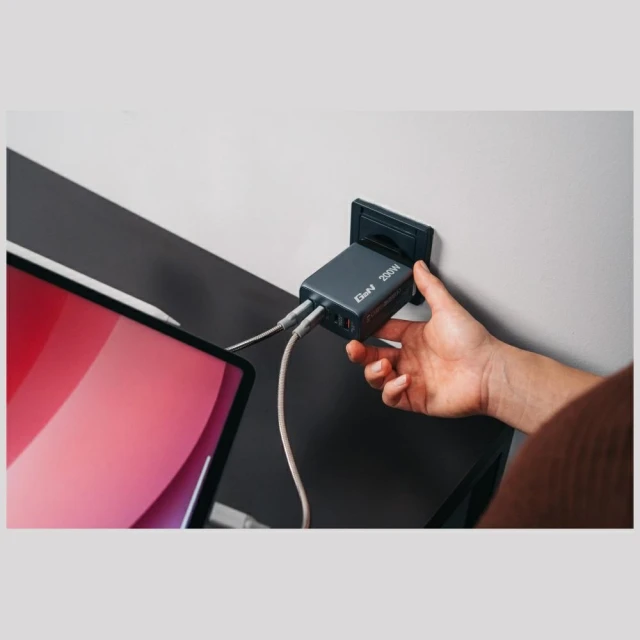 Зарядний пристрій Verbatim GaN 200W 3xUSB-C/USB-A + Адаптер EU/UK/US GNC-200 (32204)