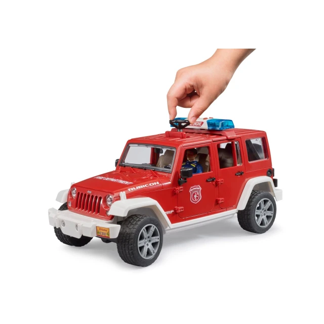 Пожарная машина Jeep Wrangler с фигуркой Bruder (2528)