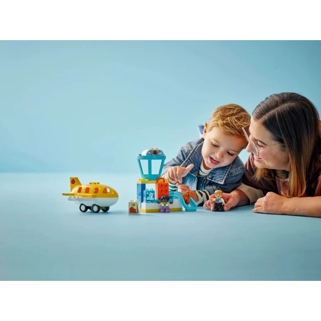 Конструктор LEGO Duplo Перший раз в аеропорту 23 елемента (10443)