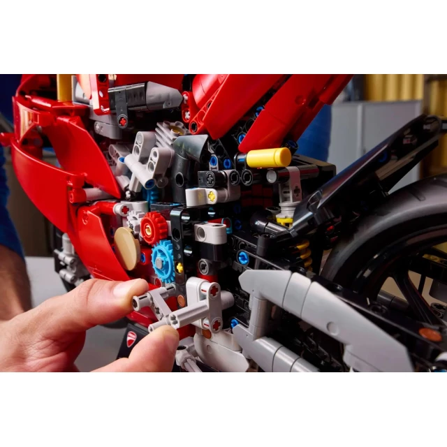 Конструктор LEGO Technic Мотоцикл Ducati Panigale V4 S 1603 елементи (42202)