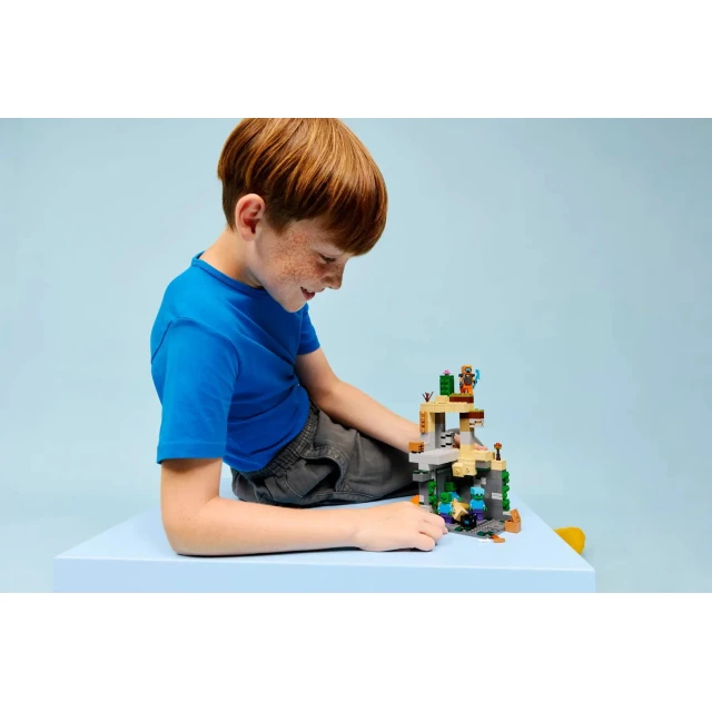 Конструктор LEGO Minecraft Підземелля зомбі 284 елементи (21587)