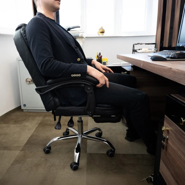 Офісне крісло з підставкою для ніг Malatec Black (5900779958050)
