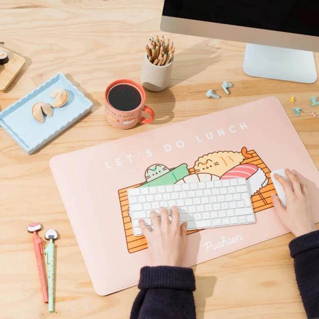 Мат на стіл Pusheen Sushi Roll з екошкіри XXL 60x35 см (MGGEPU06)