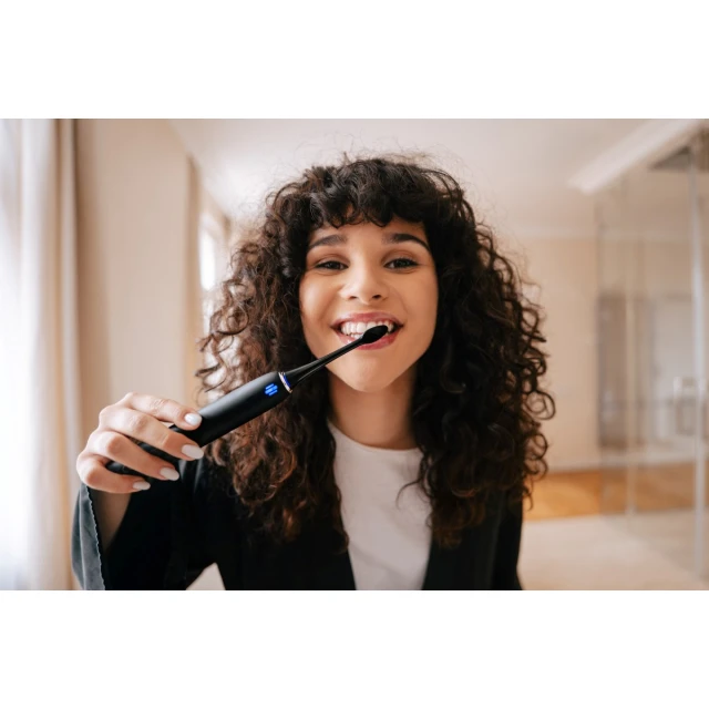 Електрична зубна щітка Truelife SonicBrush Clean70 UV Black (8595724901938)